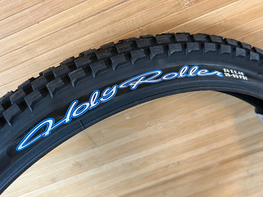 Maxxis Holy Roller Reifen 24 X 2.4 MaxxPro 60TPI Single Ply 4 Maxxis Holy Roller Reifen 24 X 2.4 MaxxPro 60TPI Single Ply – Bild 2