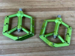 Spank Spike Reboot Pedale / Plattformpedale Green -Reverse Verkäufe IMG 8953 0c770289 3709 43d8 9d75 7cc24b92a94c