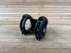 Spank Split Stem / Vorbau Schwarz 35mm / 35mm 14 Spank Split Stem / Vorbau Schwarz 35mm / 35mm -Reverse Verkäufe IMG 8966 db756a75 075c 43b8 9545 9c99eefe8056