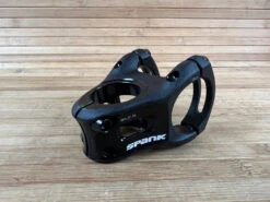 Spank Split Stem / Vorbau Schwarz 35mm / 35mm 16 Spank Split Stem / Vorbau Schwarz 35mm / 35mm -Reverse Verkäufe IMG 8968 60164559 d4d6 44ad b6cf 9f52200b9b1d