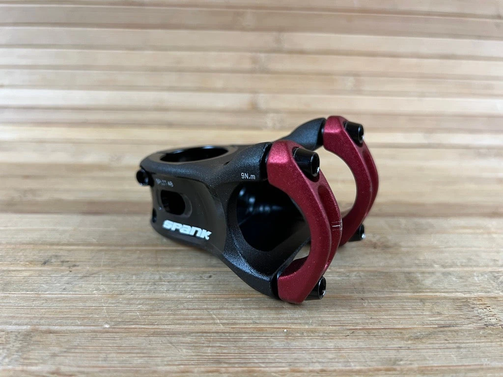 Spank Split Stem / Vorbau Schwarz / Rot 31,8mm / 48mm 7 Spank Split Stem / Vorbau Schwarz / Rot 31,8mm / 48mm – Bild 5