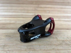 Spank Split Stem / Vorbau Schwarz / Rot 31,8mm / 48mm 16 Spank Split Stem / Vorbau Schwarz / Rot 31,8mm / 48mm -Reverse Verkäufe IMG 8978