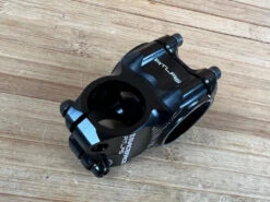 Race Face Atlas Vorbau 35mm / 35mm Black -Reverse Verkäufe IMG 9020 3ac92243 ee64 44d4 bf68 2c5374e3d203