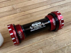 Hope Bottom Bracket Hollowtech II 83mm DH Innenlager Rot -Reverse Verkäufe IMG 9061