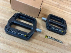Burgtec MK4 Composite Flat Pedals / Pedale Black -Reverse Verkäufe IMG 9071