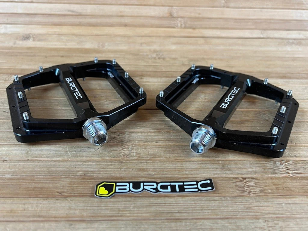 Burgtec MK5 Penthouse Flat Pedals / Pedale Black Steel Axle 5 Burgtec MK5 Penthouse Flat Pedals / Pedale Black Steel Axle – Bild 3