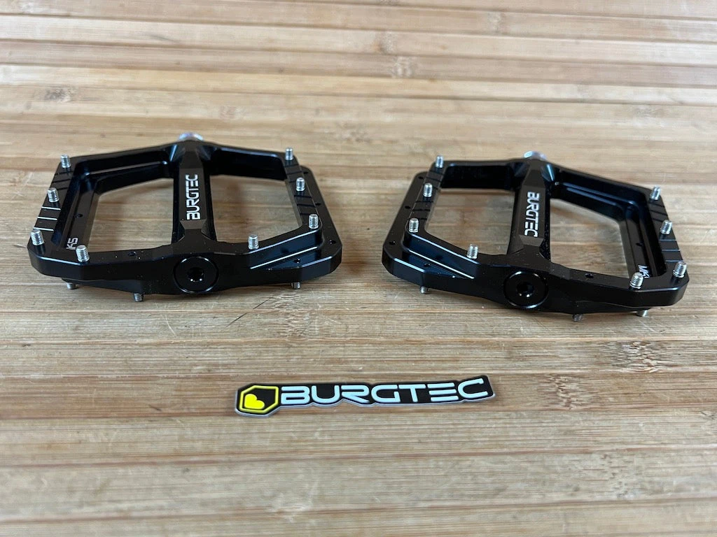 Burgtec MK5 Penthouse Flat Pedals / Pedale Black Steel Axle 4 Burgtec MK5 Penthouse Flat Pedals / Pedale Black Steel Axle – Bild 2