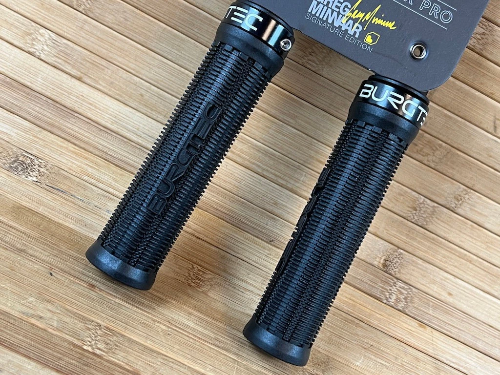 Burgtec The Bartender Pro Lock On Griffe Schwarz Greg Minnaar 4 Burgtec The Bartender Pro Lock On Griffe Schwarz Greg Minnaar – Bild 2