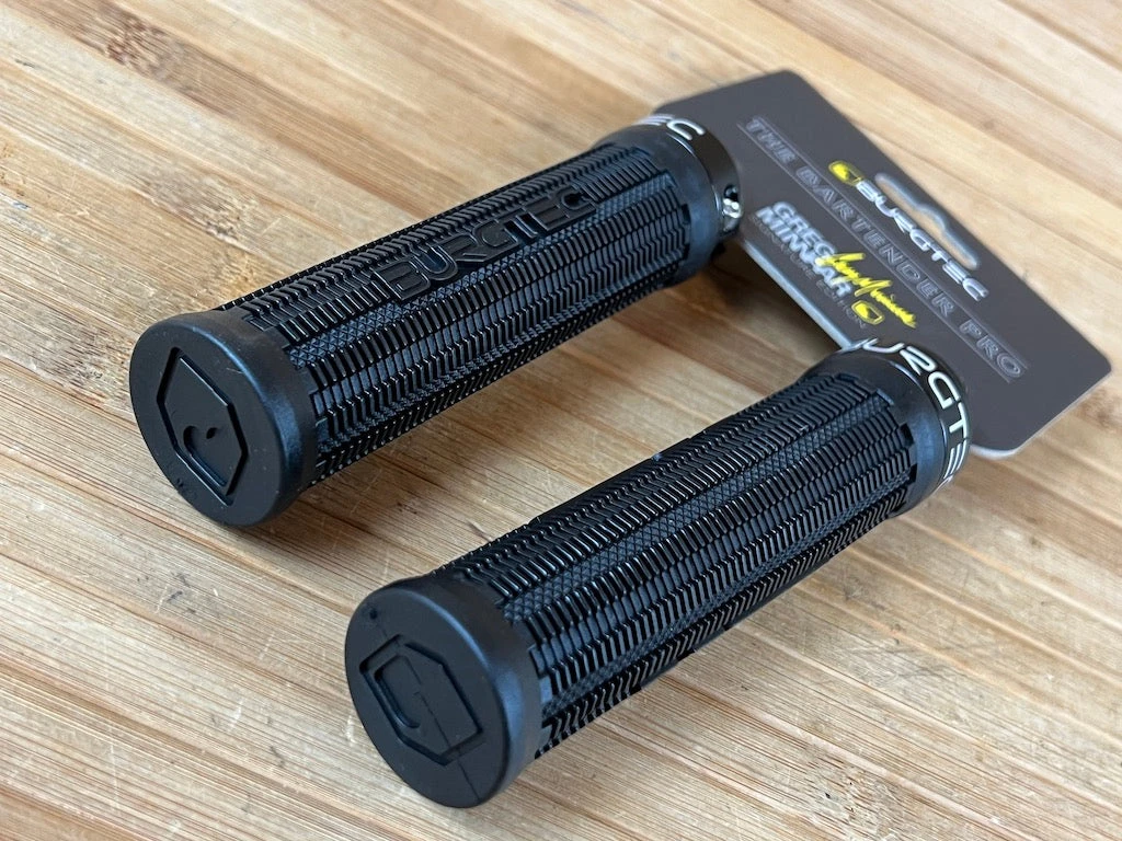 Burgtec The Bartender Pro Lock On Griffe Schwarz Greg Minnaar 5 Burgtec The Bartender Pro Lock On Griffe Schwarz Greg Minnaar – Bild 3