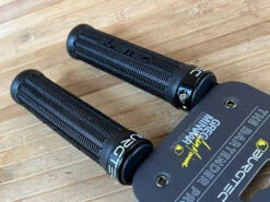 Burgtec The Bartender Pro Lock On Griffe Schwarz Greg Minnaar 13 Burgtec The Bartender Pro Lock On Griffe Schwarz Greg Minnaar -Reverse Verkäufe IMG 9095 3e5aa9b1 be54 49bd 8853 e65452339713