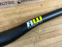 Burgtec Ride Wide Carbon Downhill Lenker 800 / 20 / 35 15 Burgtec Ride Wide Carbon Downhill Lenker 800 / 20 / 35 -Reverse Verkäufe IMG 9186 cb168430 10cc 44b2 aa1e f7e76df5be25