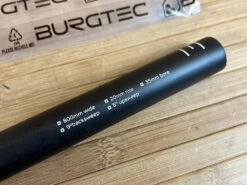 Burgtec Ride Wide Carbon Downhill Lenker 800 / 20 / 35 16 Burgtec Ride Wide Carbon Downhill Lenker 800 / 20 / 35 -Reverse Verkäufe IMG 9187 371c49ea c3b7 40b4 90a2 a109d8d48a46