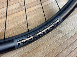 Race Face Next R 31 Carbon Vorderrad VR 29" Boost Schwarz 26 Race Face Next R 31 Carbon Vorderrad VR 29" Boost Schwarz -Reverse Verkäufe IMG 9231 02b5d684 8791 4c91 8af4 2afdc68fa273