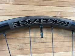 Race Face Next R 31 Carbon Vorderrad VR 29" Boost Schwarz 25 Race Face Next R 31 Carbon Vorderrad VR 29" Boost Schwarz -Reverse Verkäufe IMG 9232 9348b7f0 a0c6 40e3 8f7b bb751a8b3071