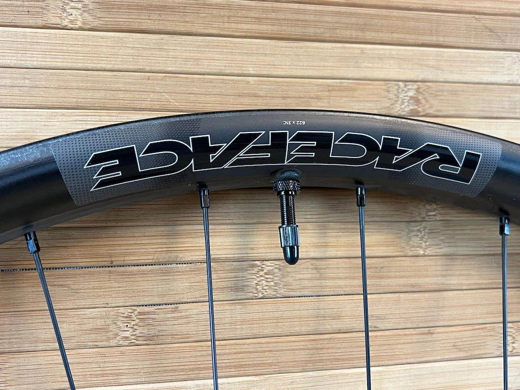 Race Face Next R 31 Carbon Vorderrad VR 29" Boost Schwarz 13 Race Face Next R 31 Carbon Vorderrad VR 29" Boost Schwarz – Bild 11