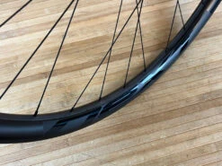 Race Face Next R 31 Carbon Vorderrad VR 29" Boost Schwarz 24 Race Face Next R 31 Carbon Vorderrad VR 29" Boost Schwarz -Reverse Verkäufe IMG 9233 64d615a2 0a3e 4eb8 bfbe 05419ddc6d82