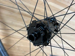 Race Face Next R 31 Carbon Vorderrad VR 29" Boost Schwarz 21 Race Face Next R 31 Carbon Vorderrad VR 29" Boost Schwarz -Reverse Verkäufe IMG 9236 84b57c72 bdea 4601 96fd dd8f9056636b