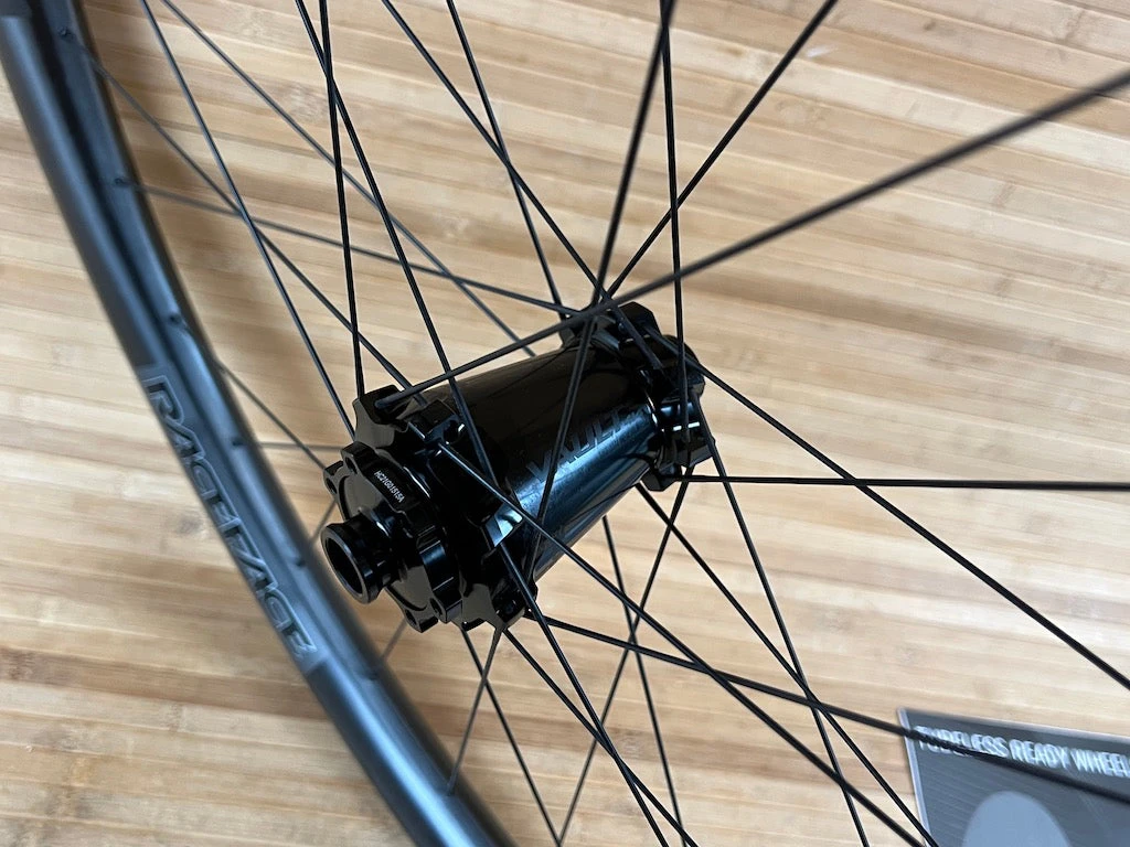 Race Face Next R 31 Carbon Vorderrad VR 29" Boost Schwarz 8 Race Face Next R 31 Carbon Vorderrad VR 29" Boost Schwarz – Bild 6