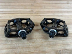 DMR V8 Pedale / Plattformpedale Schwarz 10 DMR V8 Pedale / Plattformpedale Schwarz -Reverse Verkäufe IMG 9372 5bc8d747 c2b8 4948 a3a3 13ecccfa3a52