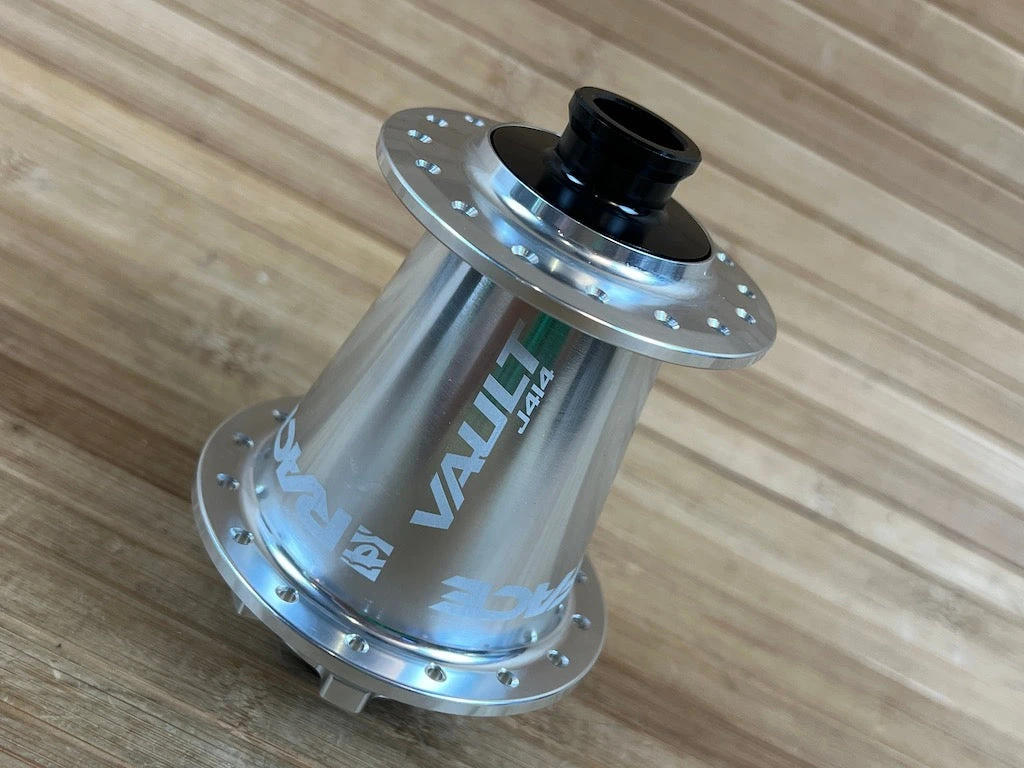 Race Face Vault VR Nabe Boost 110x15 32 Loch Silber 4 Race Face Vault VR Nabe Boost 110x15 32 Loch Silber – Bild 2