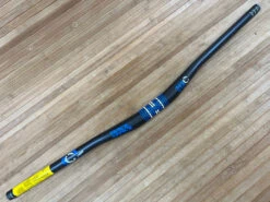 Race Face SixC Carbon Lenker Blue 785mm / 31,8mm