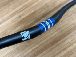 Race Face SixC Carbon Lenker Blue 785mm / 31,8mm -Reverse Verkäufe IMG 9621 aebaff0e 8d5f 4677 b24a a6a5a01dd499