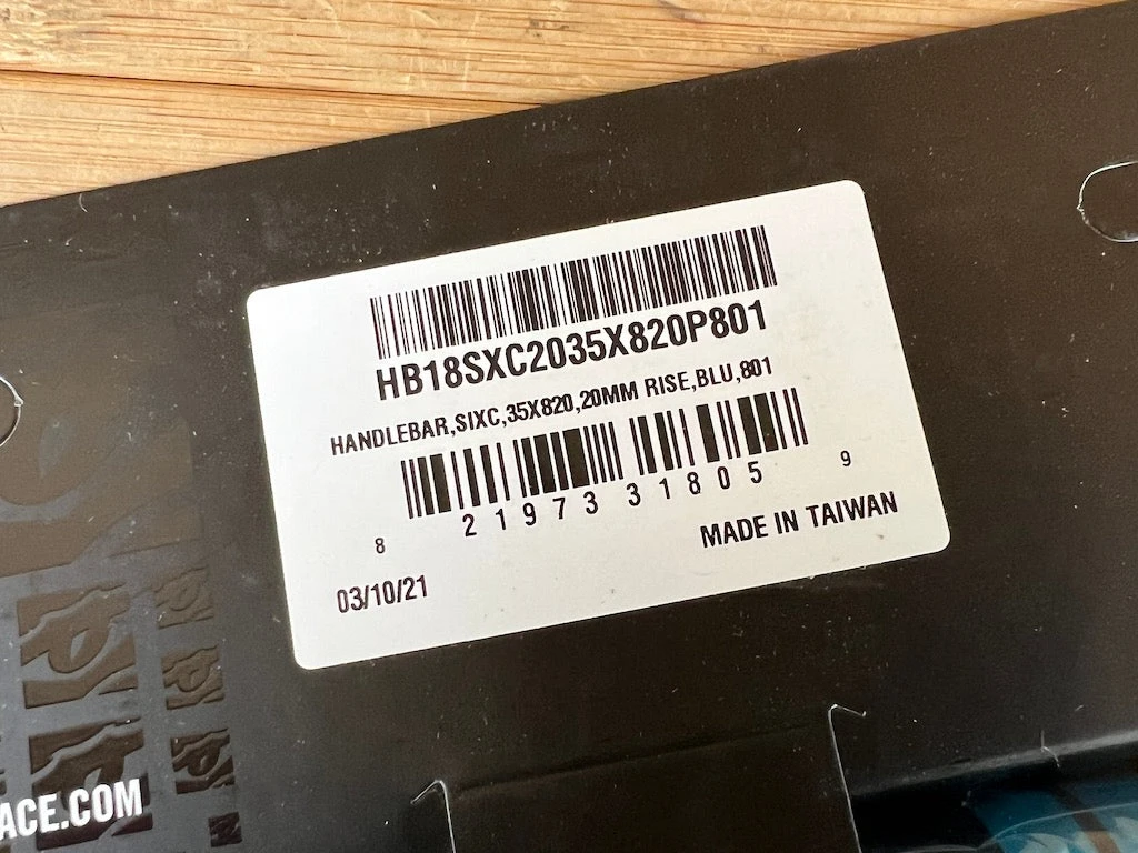 Race Face SixC Carbon Lenker Blue 820mm / 35mm 9 Race Face SixC Carbon Lenker Blue 820mm / 35mm – Bild 7