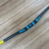 Race Face SixC Carbon Lenker Blue 820mm / 35mm 1 Race Face SixC Carbon Lenker Blue 820mm / 35mm -Reverse Verkäufe IMG 9624 e5a1344e ba87 404d 8dfc 00b470b13109