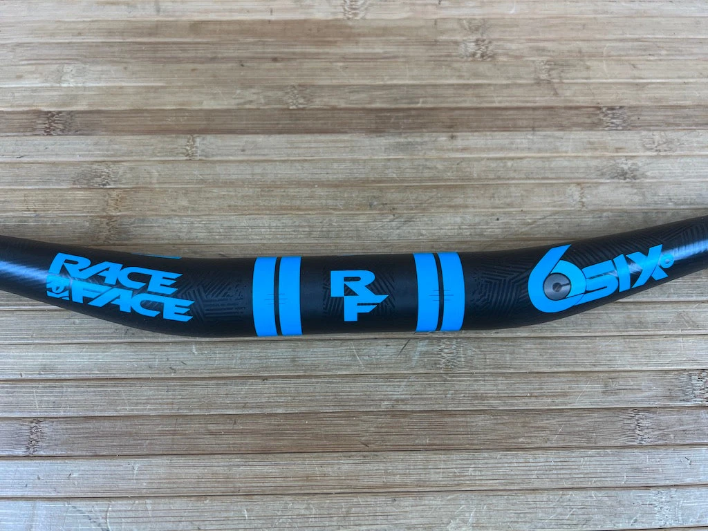 Race Face SixC Carbon Lenker Blue 820mm / 35mm 4 Race Face SixC Carbon Lenker Blue 820mm / 35mm – Bild 2