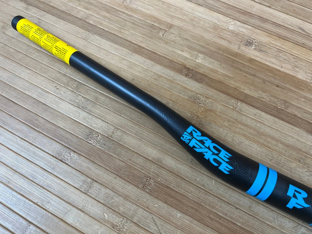 Race Face SixC Carbon Lenker Blue 820mm / 35mm 5 Race Face SixC Carbon Lenker Blue 820mm / 35mm – Bild 3