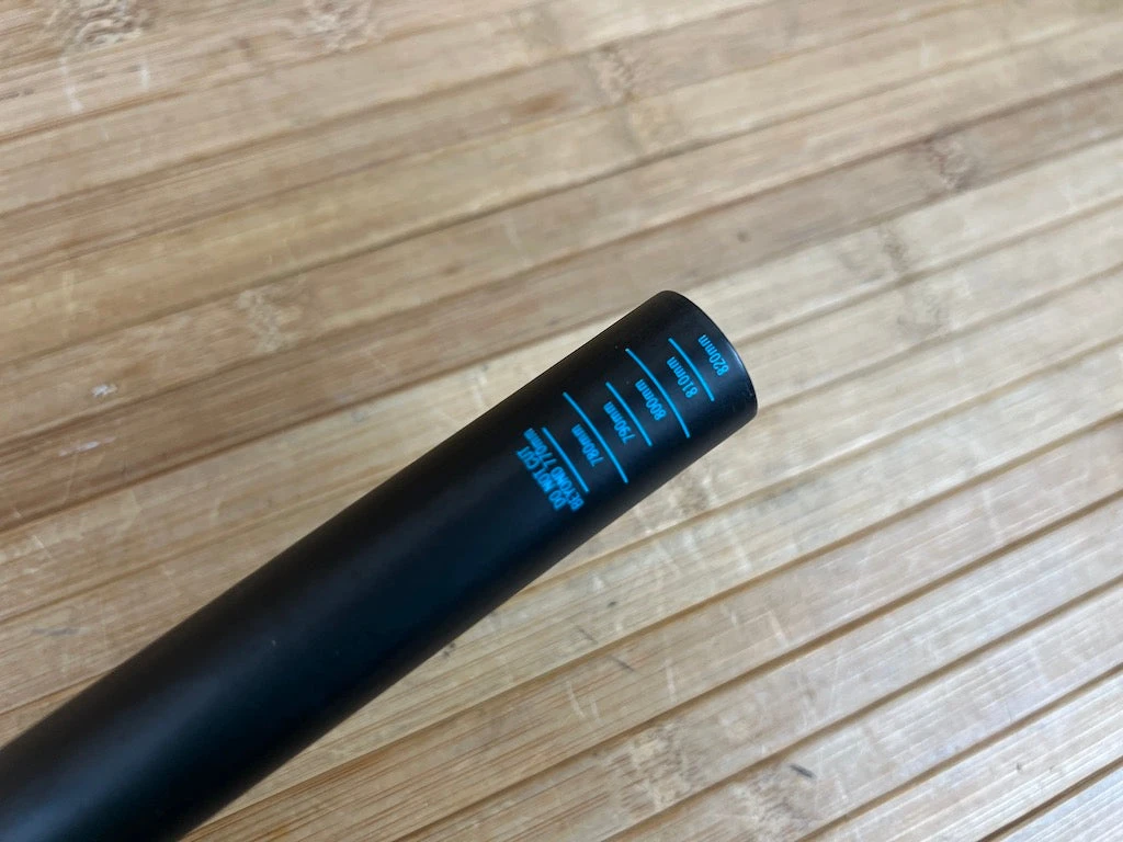 Race Face SixC Carbon Lenker Blue 820mm / 35mm 8 Race Face SixC Carbon Lenker Blue 820mm / 35mm – Bild 6