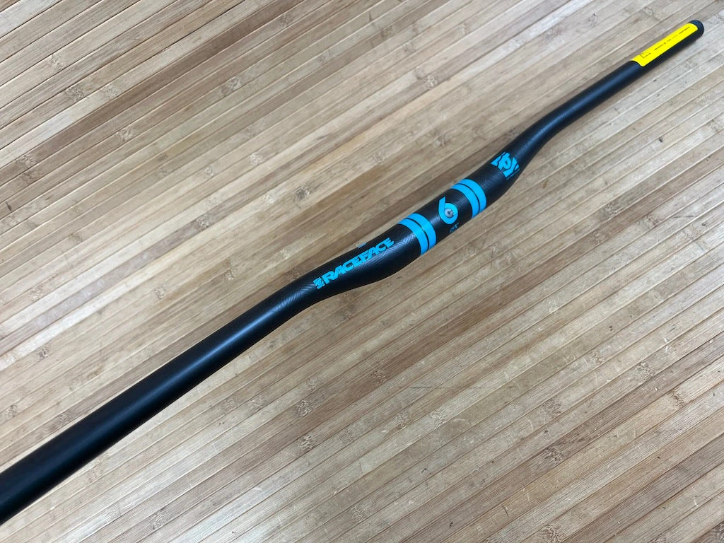 Race Face SixC Carbon Lenker Blue 820mm / 35mm 7 Race Face SixC Carbon Lenker Blue 820mm / 35mm – Bild 5