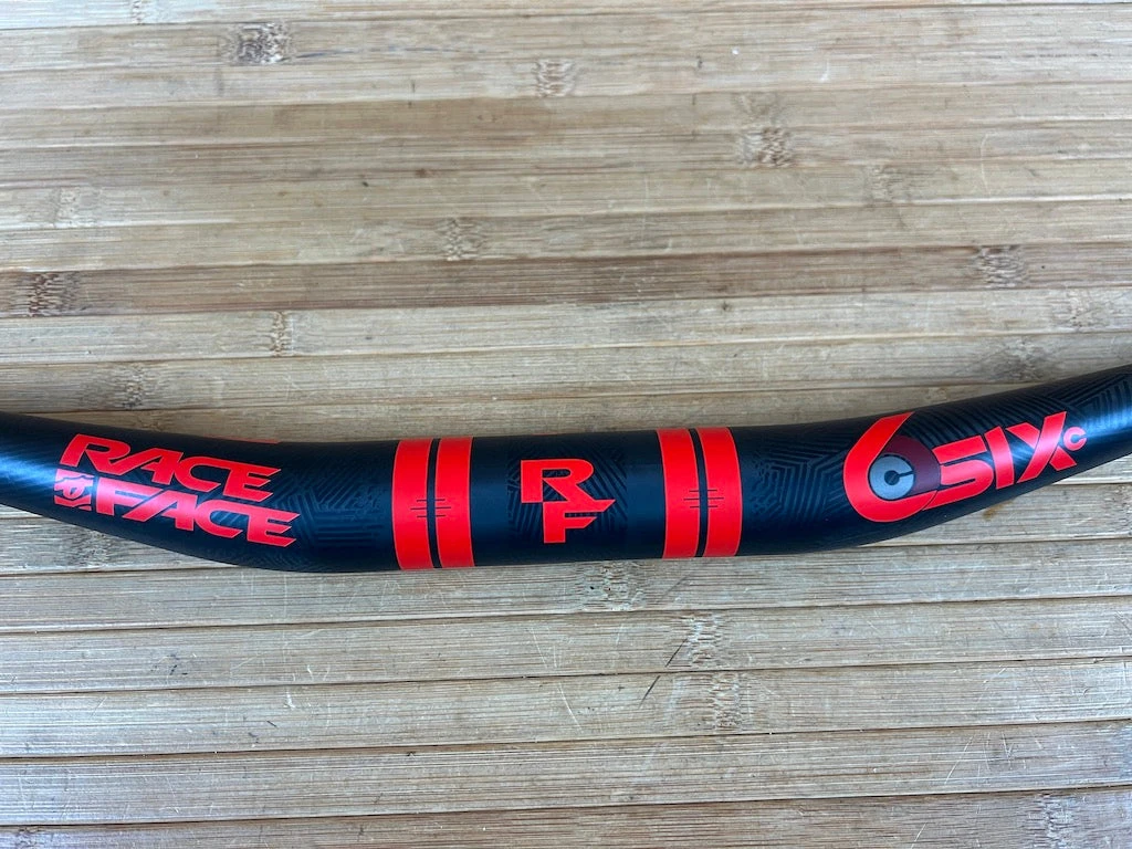Race Face SixC Carbon Lenker Red 820mm / 35mm 5 Race Face SixC Carbon Lenker Red 820mm / 35mm – Bild 3
