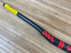 Race Face SixC Carbon Lenker Red 820mm / 35mm 14 Race Face SixC Carbon Lenker Red 820mm / 35mm -Reverse Verkäufe IMG 9633 663c6fb4 17ec 4ebf ba81 998be5031b6b