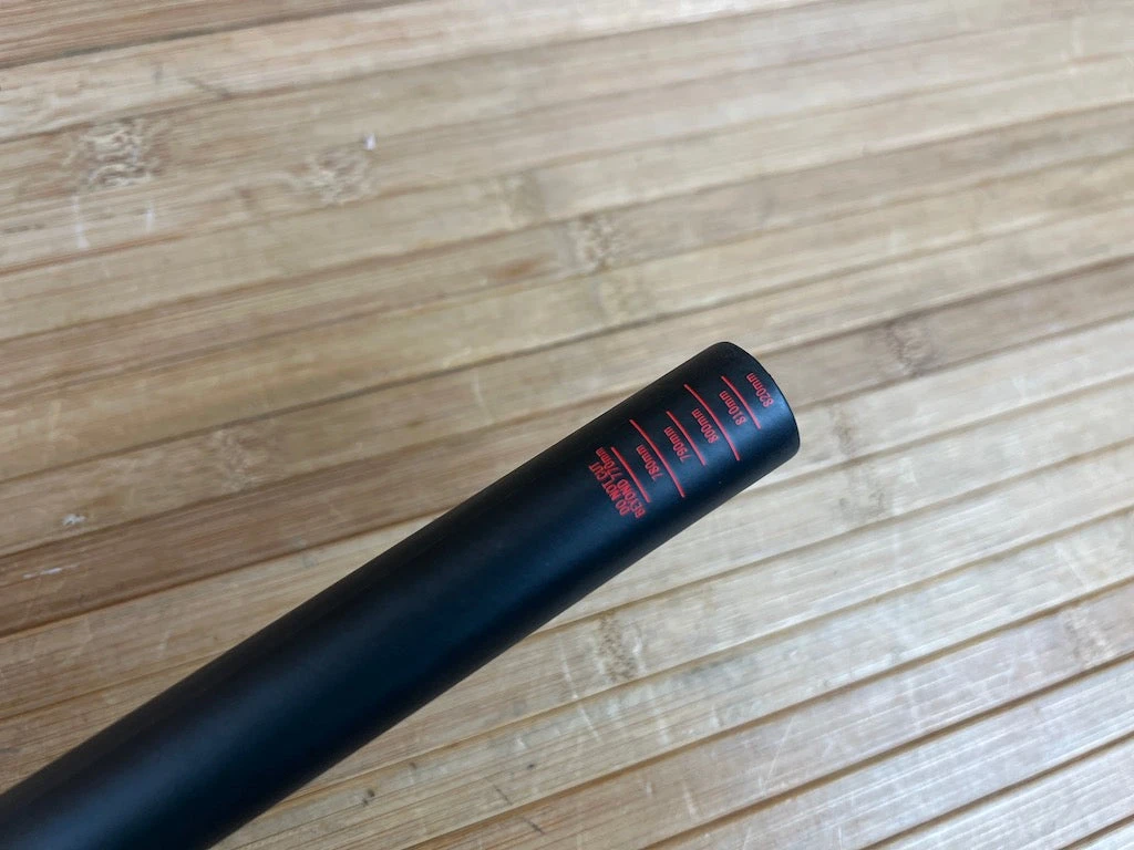 Race Face SixC Carbon Lenker Red 820mm / 35mm 7 Race Face SixC Carbon Lenker Red 820mm / 35mm – Bild 5