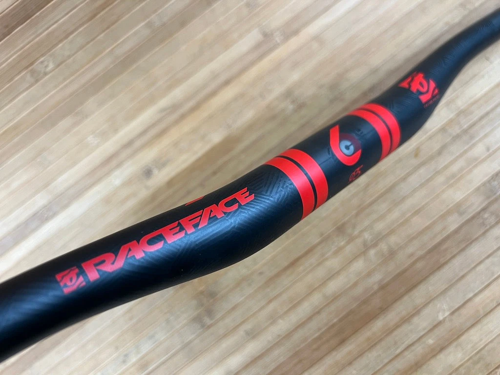 Race Face SixC Carbon Lenker Red 820mm / 35mm 4 Race Face SixC Carbon Lenker Red 820mm / 35mm – Bild 2