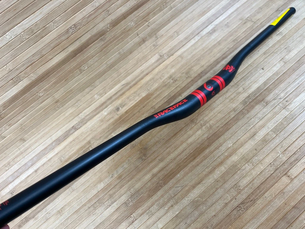 Race Face SixC Carbon Lenker Red 820mm / 35mm 6 Race Face SixC Carbon Lenker Red 820mm / 35mm – Bild 4