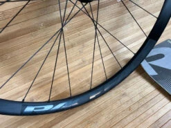 Race Face Aeffect R 30 Vorderrad VR 27,5" Boost Schwarz 13 Race Face Aeffect R 30 Vorderrad VR 27,5" Boost Schwarz -Reverse Verkäufe IMG 9671 96fc0ab7 9a01 40e6 bee8 64e65d81a472