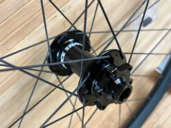 Race Face Aeffect R 30 Vorderrad VR 27,5" Boost Schwarz 17 Race Face Aeffect R 30 Vorderrad VR 27,5" Boost Schwarz -Reverse Verkäufe IMG 9672 0e3ffc84 ea02 42f0 8270 0507f9ba55f9