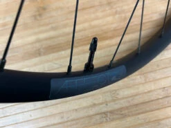 Race Face Aeffect R 30 Vorderrad VR 27,5" Boost Schwarz 15 Race Face Aeffect R 30 Vorderrad VR 27,5" Boost Schwarz -Reverse Verkäufe IMG 9676 47e2738b b65c 4cf7 8f9b 82180457622f