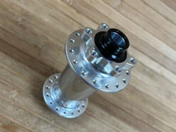 Industry-nine Industry Nine Hydra Classic Boost 6B Vorderradnabe Silber 32 Loch 110x15 -Reverse Verkäufe IMG 9932 727754cb 74ca 45c3 b0f1 870b26a14201