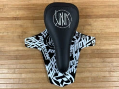 Reverse Nico Vink - Signature Series Sattel (Schwarz / Weiß) Inkl. Mudguard