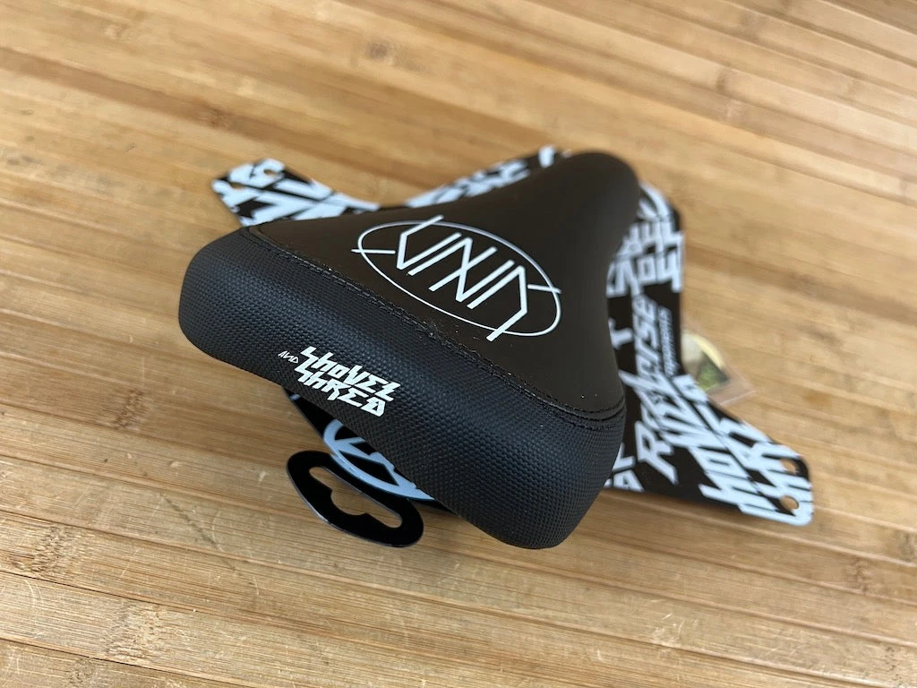 Reverse Nico Vink - Signature Series Sattel (Schwarz / Weiß) Inkl. Mudguard 3 Reverse Nico Vink - Signature Series Sattel (Schwarz / Weiß) Inkl. Mudguard – Bild 2