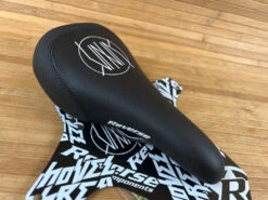 Reverse Nico Vink - Signature Series Sattel (Schwarz / Weiß) Inkl. Mudguard 8 Reverse Nico Vink - Signature Series Sattel (Schwarz / Weiß) Inkl. Mudguard -Reverse Verkäufe IMG 9985 9b8dfca0 2fbb 42db bc19 4e25ff89c8bb