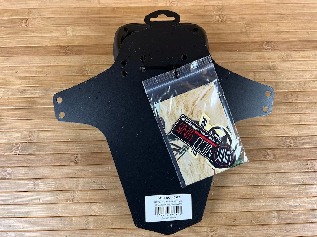 Reverse Nico Vink - Signature Series Sattel (Schwarz / Weiß) Inkl. Mudguard 4 Reverse Nico Vink - Signature Series Sattel (Schwarz / Weiß) Inkl. Mudguard – Bild 3