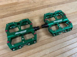 Reverse Components Escape Plattformpedale / Pedale Dunkelgrün 11 Reverse Components Escape Plattformpedale / Pedale Dunkelgrün -Reverse Verkäufe IMG 9989 48f7b928 e4f9 4876 9101 51b3d083a7c7