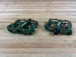 Reverse Components Escape Plattformpedale / Pedale Dunkelgrün 13 Reverse Components Escape Plattformpedale / Pedale Dunkelgrün -Reverse Verkäufe IMG 9991 e9c36f58 2f30 488a a551 e706983cbf34